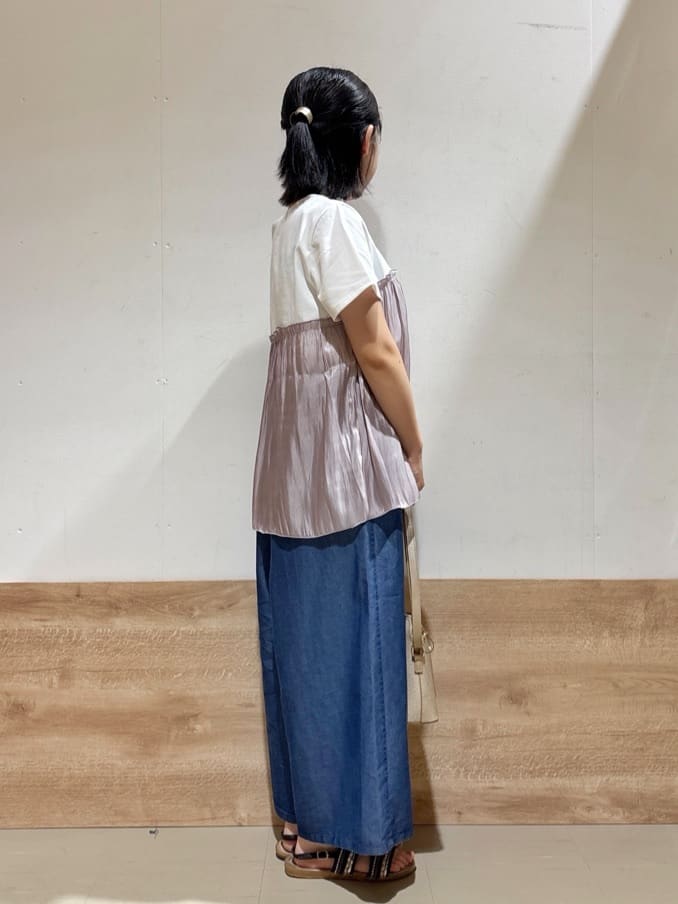 るねさんの「SHOO･LA･RUE｜【洗える/S-LL/ひんやり】金ボタンがアクセント　大人のデニムガウチョパンツ」を使ったコーディネート