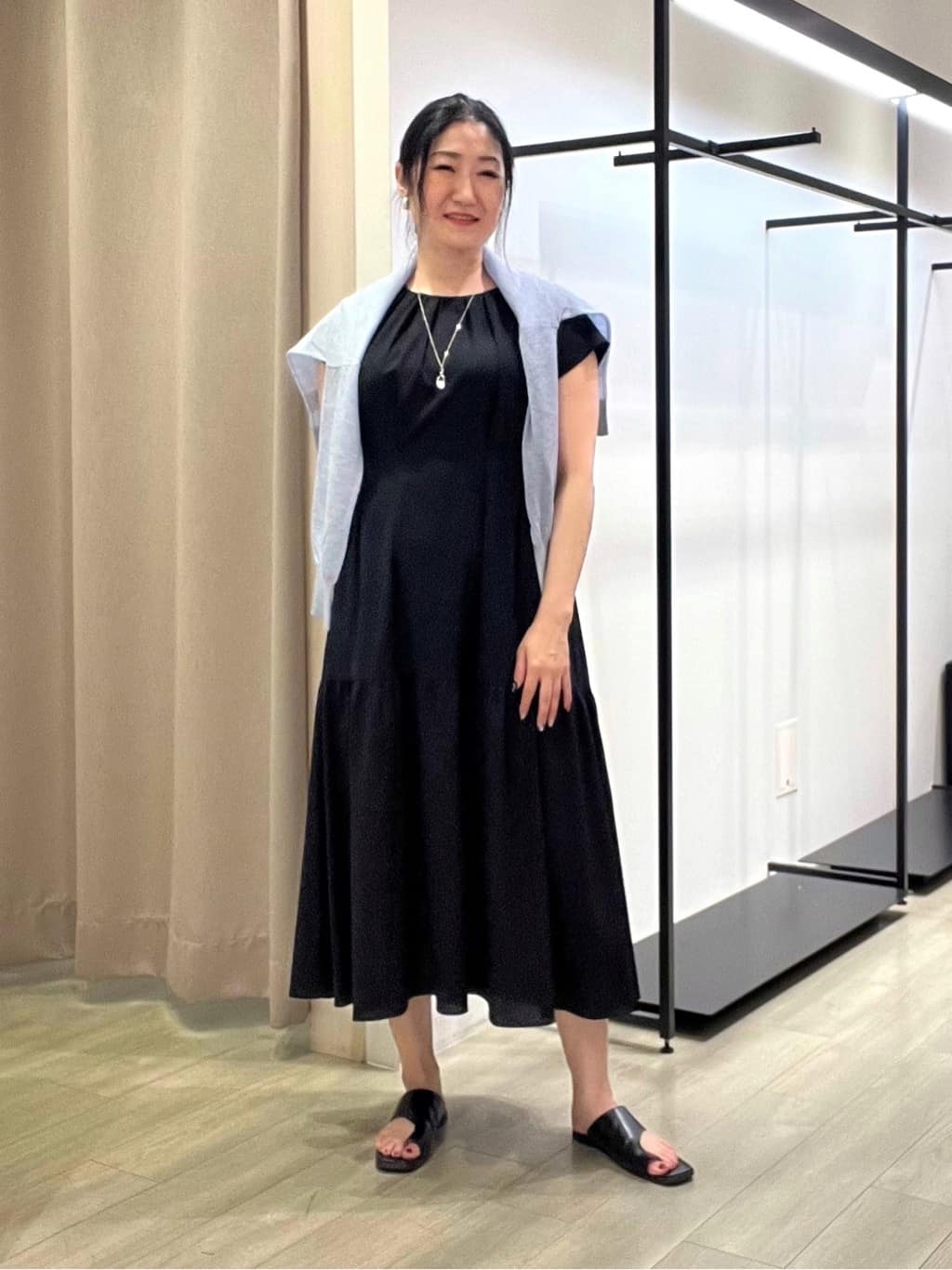 TOMOMIさんの「INDIVI｜【1枚でコーデ完成！】タックワンピース」を使ったコーディネート