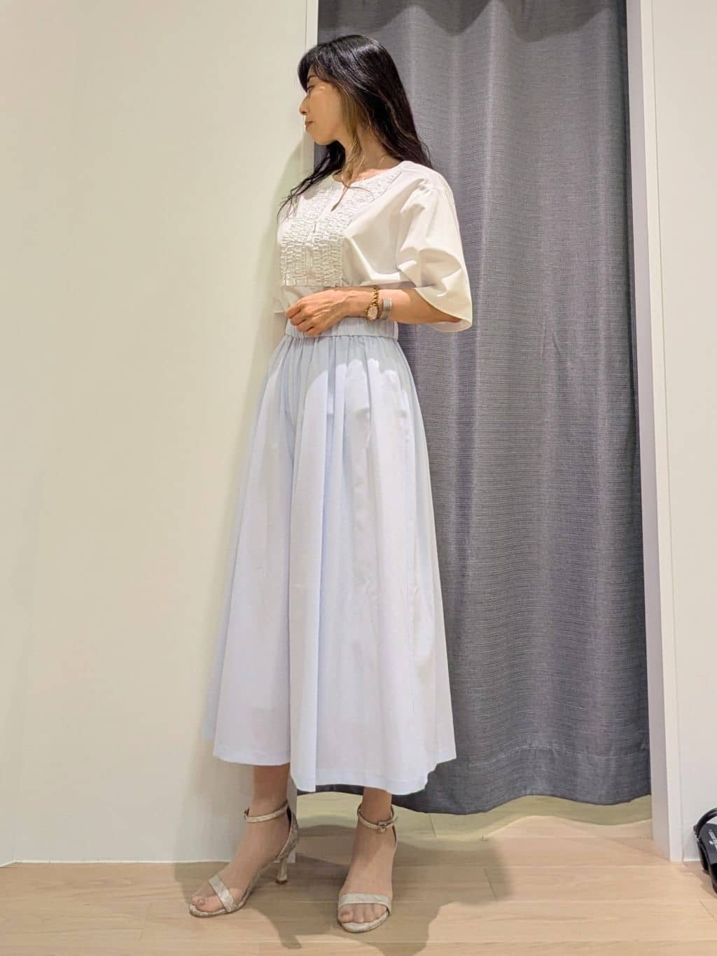 miiさんの「INDIVI｜【クールエアー素材／UVケア／セットアップ可能】エアリーフレアパンツ」を使ったコーディネート