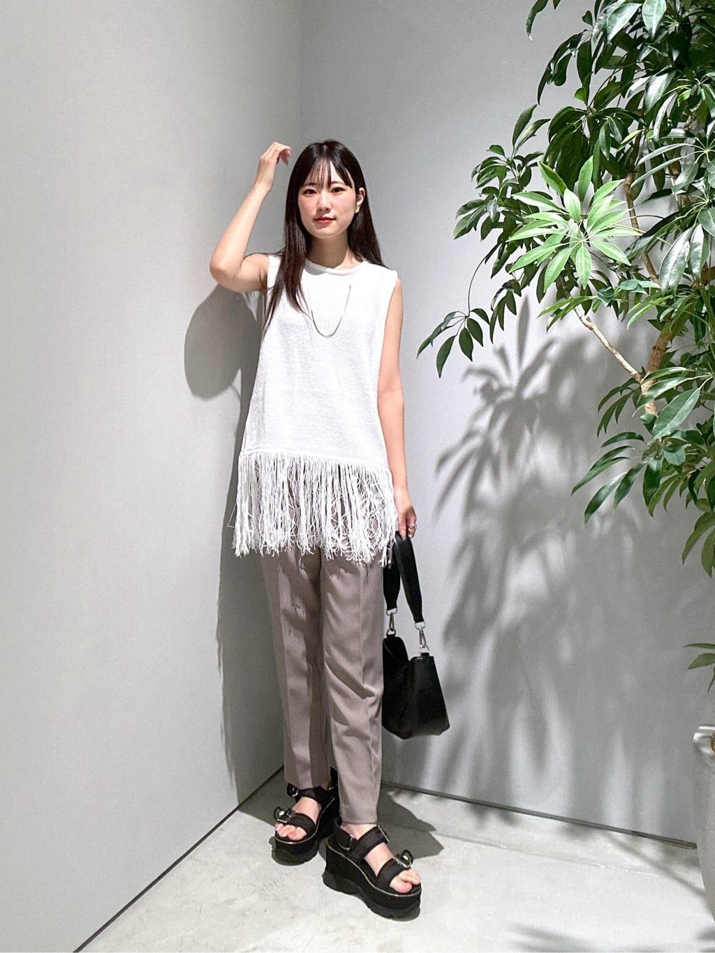 Renoさんの「INDIVI｜スリーブレスフリンジニット」を使ったコーディネート