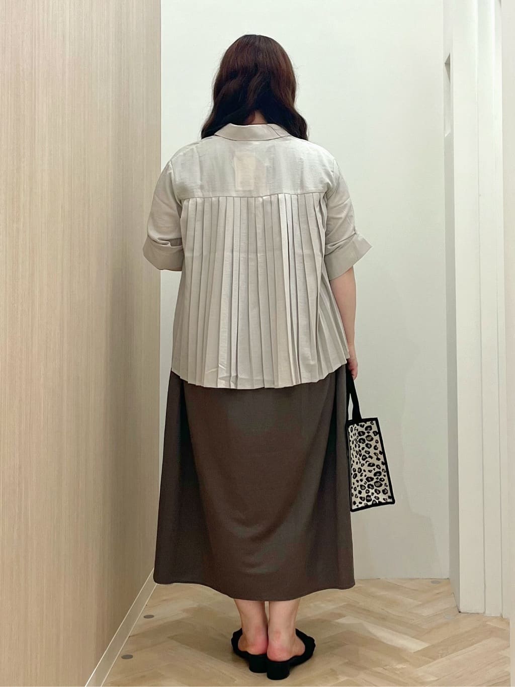 akariさんの「grove｜【2WAY】1枚でも羽織っても。使える大人のシャツスタイル」を使ったコーディネート