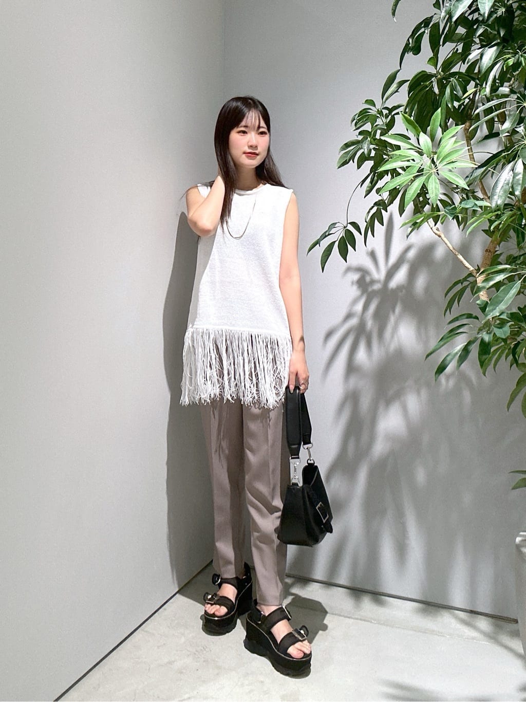 Renoさんの「INDIVI｜スリーブレスフリンジニット」を使ったコーディネート