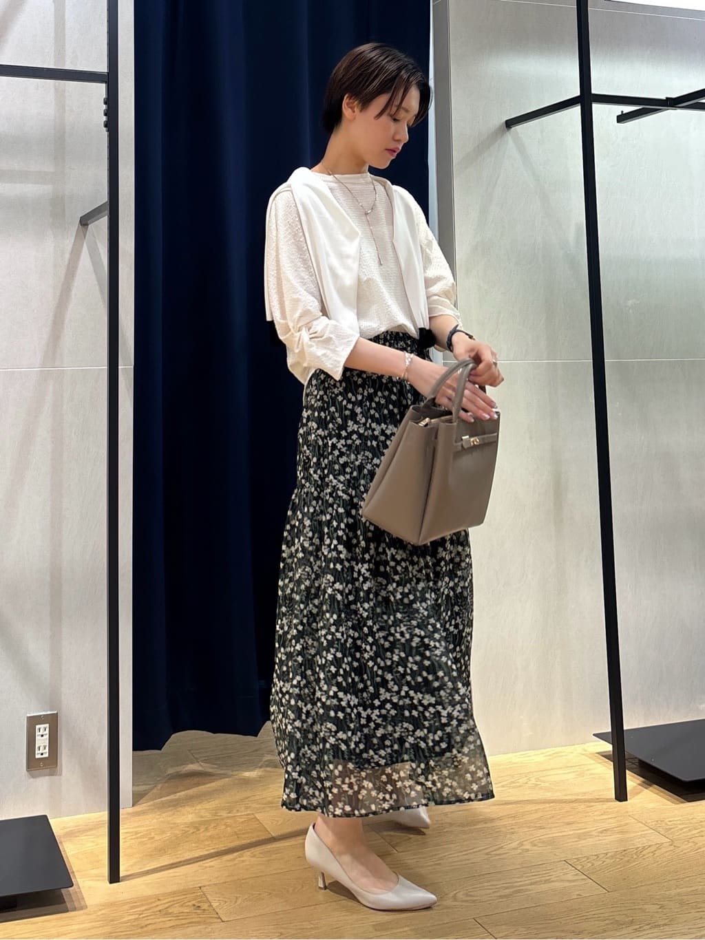 kanaeさんの「INDIVI｜【通年活躍！／アンサンブル可能】クルーネックカーディガン」を使ったコーディネート