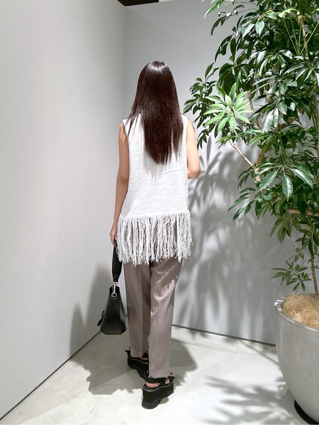 Renoさんの「INDIVI｜スリーブレスフリンジニット」を使ったコーディネート