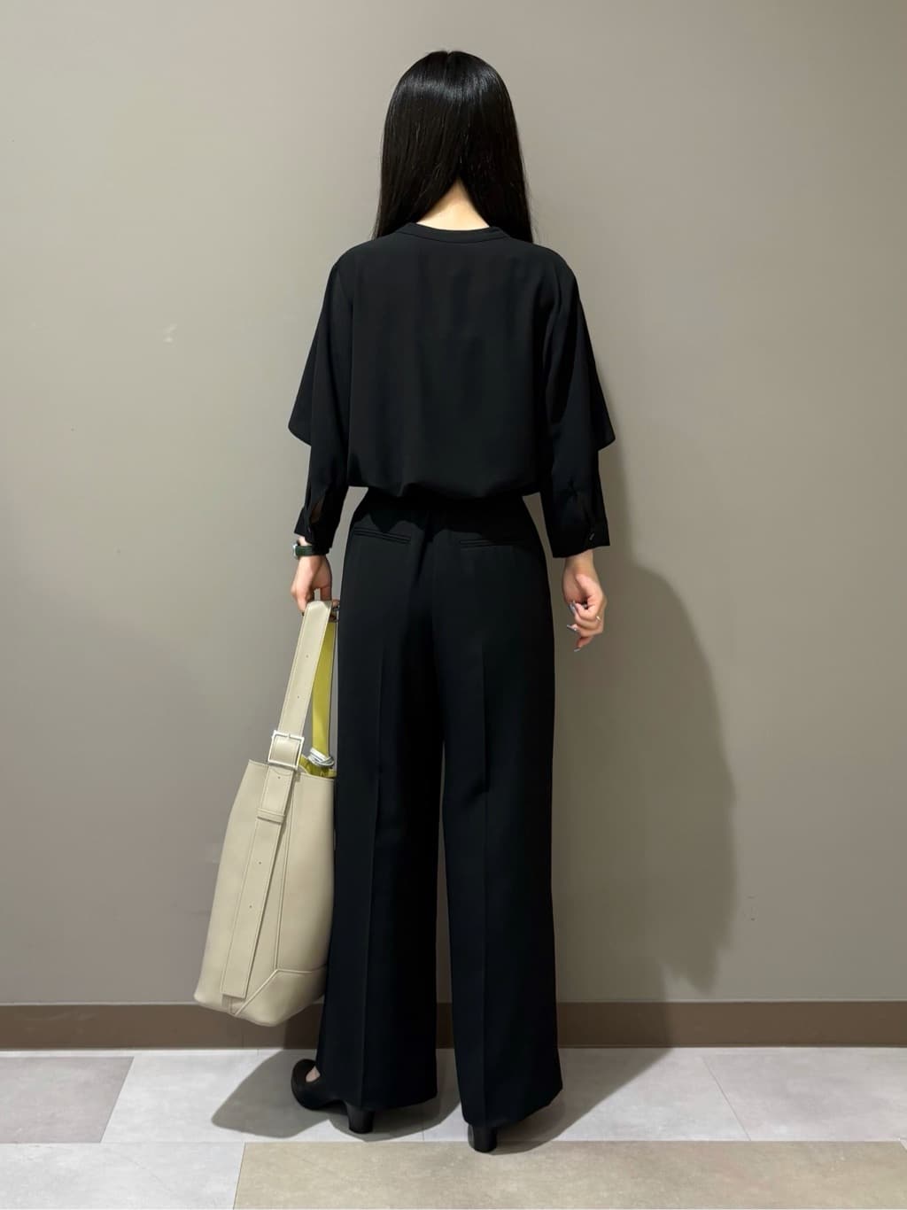 KEIKOさんの「INDIVI｜【羽織りとしても活躍！】ケープカラーブラウス」を使ったコーディネート