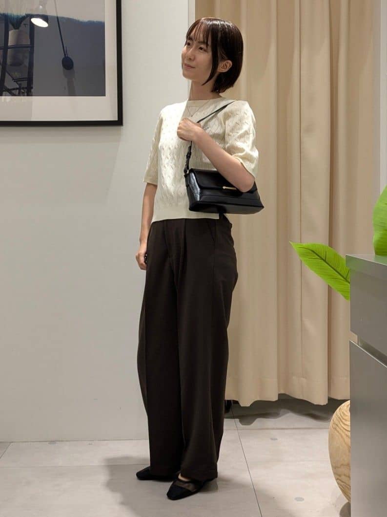 なめさんの「THE SHOP TK｜ワンポイント刺繍ケーブル半袖ニット【洗濯機OK】」を使ったコーディネート