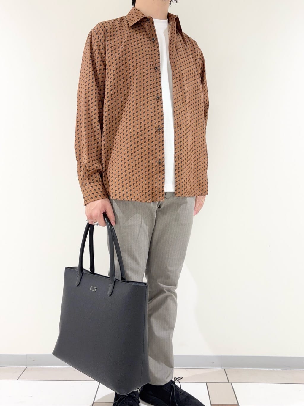 及川さんの「TAKEO KIKUCHI｜ボーラーハット柄 長袖シャツ」を使ったコーディネート