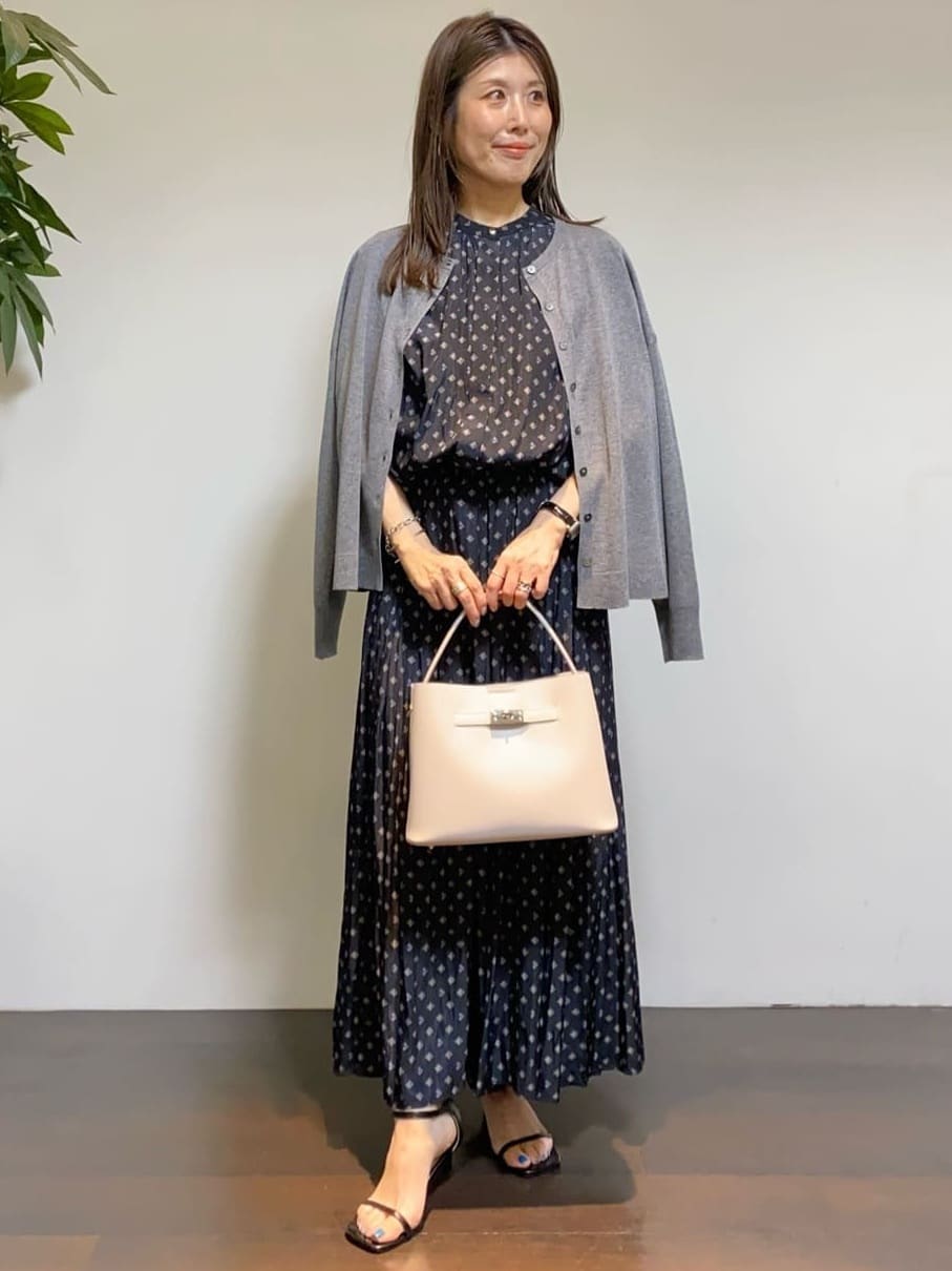 tomoさんの「UNTITLED｜【セットアップ可/リラクシー/通勤】スクエアジオメ柄ブラウス」を使ったコーディネート
