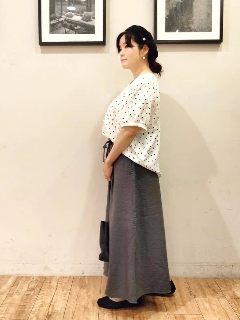 SHOOLARUEさんの「SHOO･LA･RUE｜【S-LL/ひんやり】さらっとタッチできれい見え ピンタックスカーチョ」を使ったコーディネート