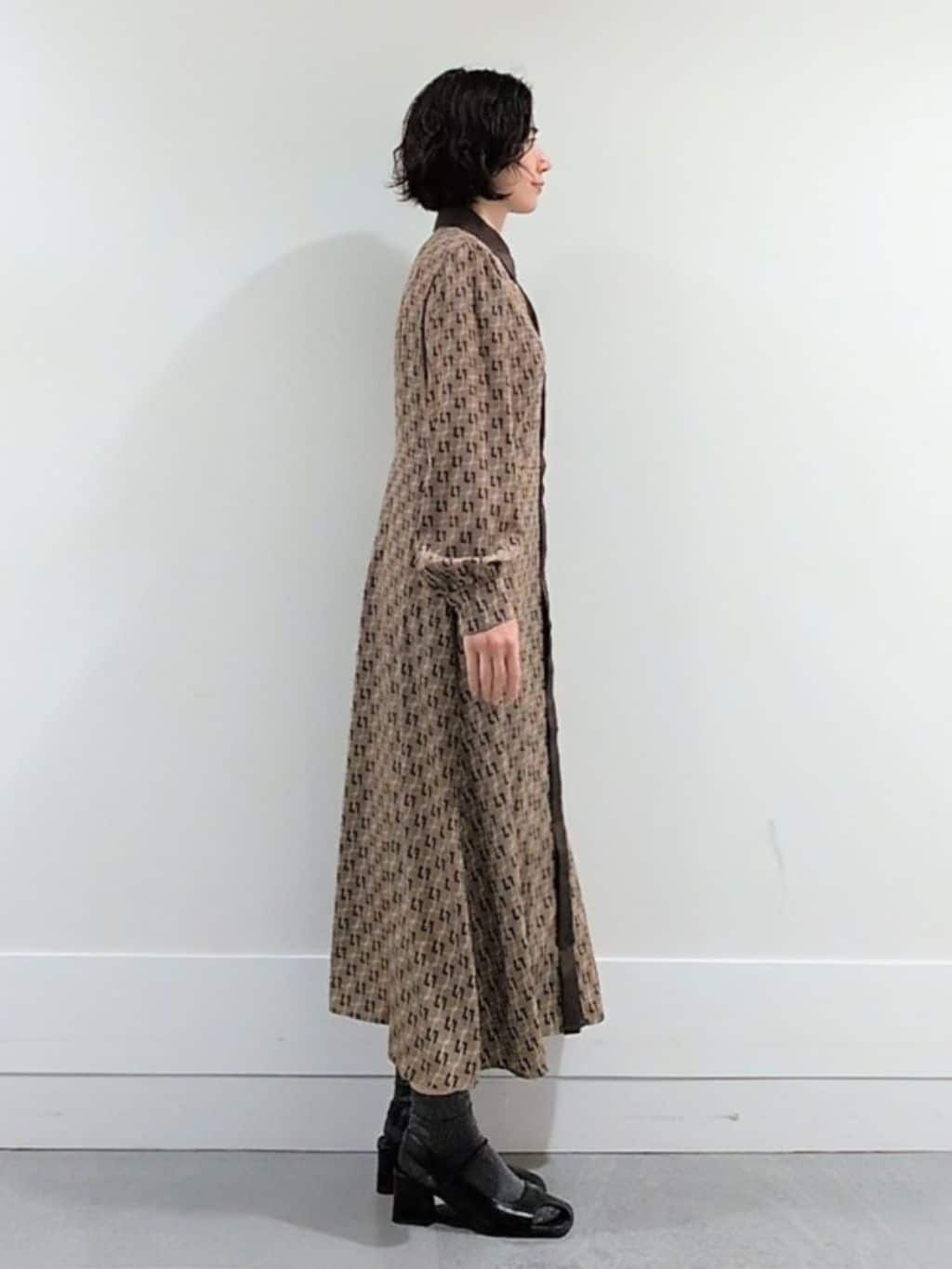 ミズタさんの「UNTITLED｜【ウエストリボン/前開きボタン/レトロモダン】チェーン柄フレアワンピース」を使ったコーディネート