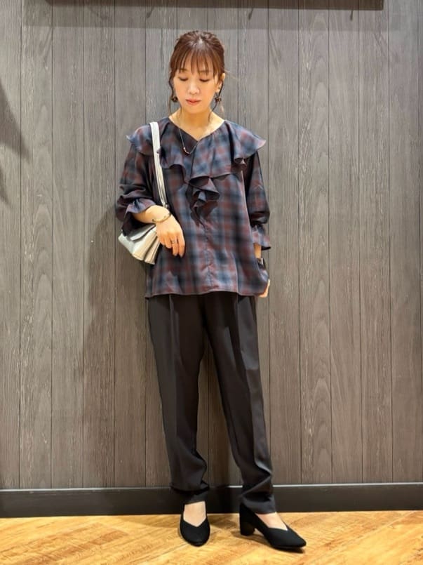 meiさんの「SHOO･LA･RUE｜【S-LL】1枚で華やか チェック柄フリルブラウス」を使ったコーディネート