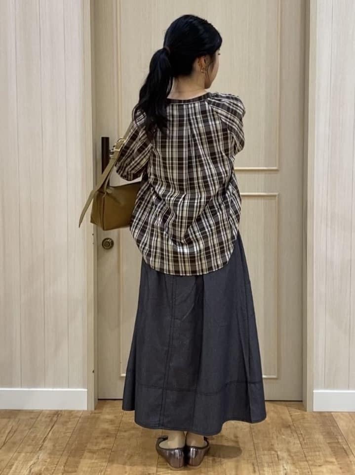 ERIさんの「SHOO･LA･RUE｜【S-LL/洗濯後しわになりにくい】ランタンスリーブで女性らしく 5分袖スキッパーブラウス」を使ったコーディネート