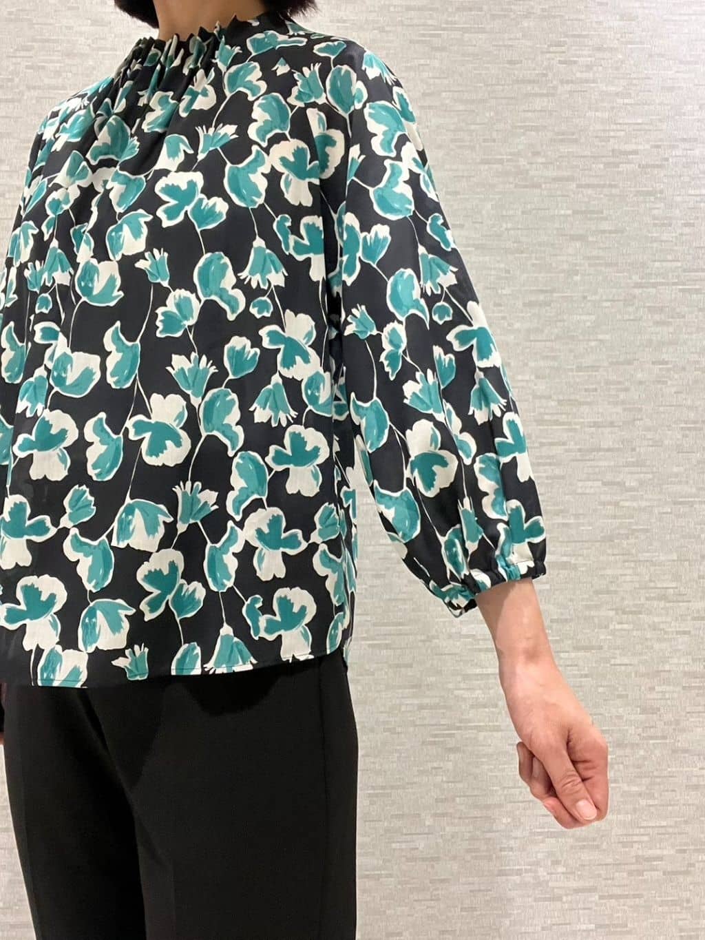 marikoさんの「Reflect｜【ジャケットのインナーにおすすめ◎】花柄タックデザインブブラウス」を使ったコーディネート