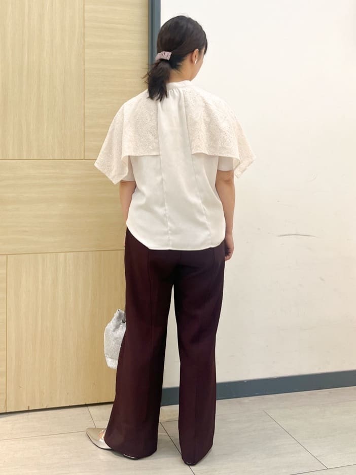 YOさんの「grove｜すっきりもリラックスも叶える　ウエストイージー美脚フレアパンツ」を使ったコーディネート