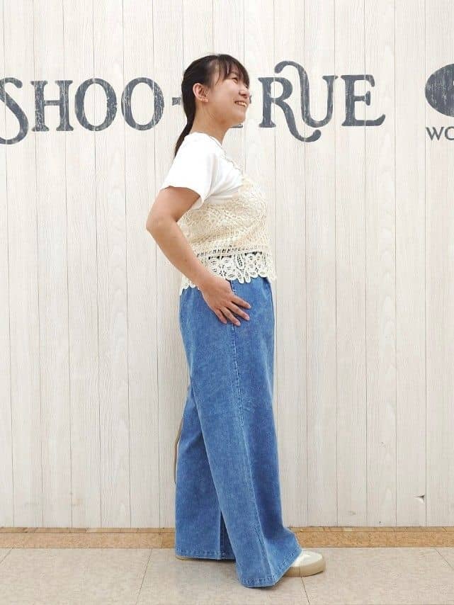 とろろさんの「SHOO･LA･RUE｜【2点セット/ひんやり】レースビスチェ＋Tシャツ」を使ったコーディネート