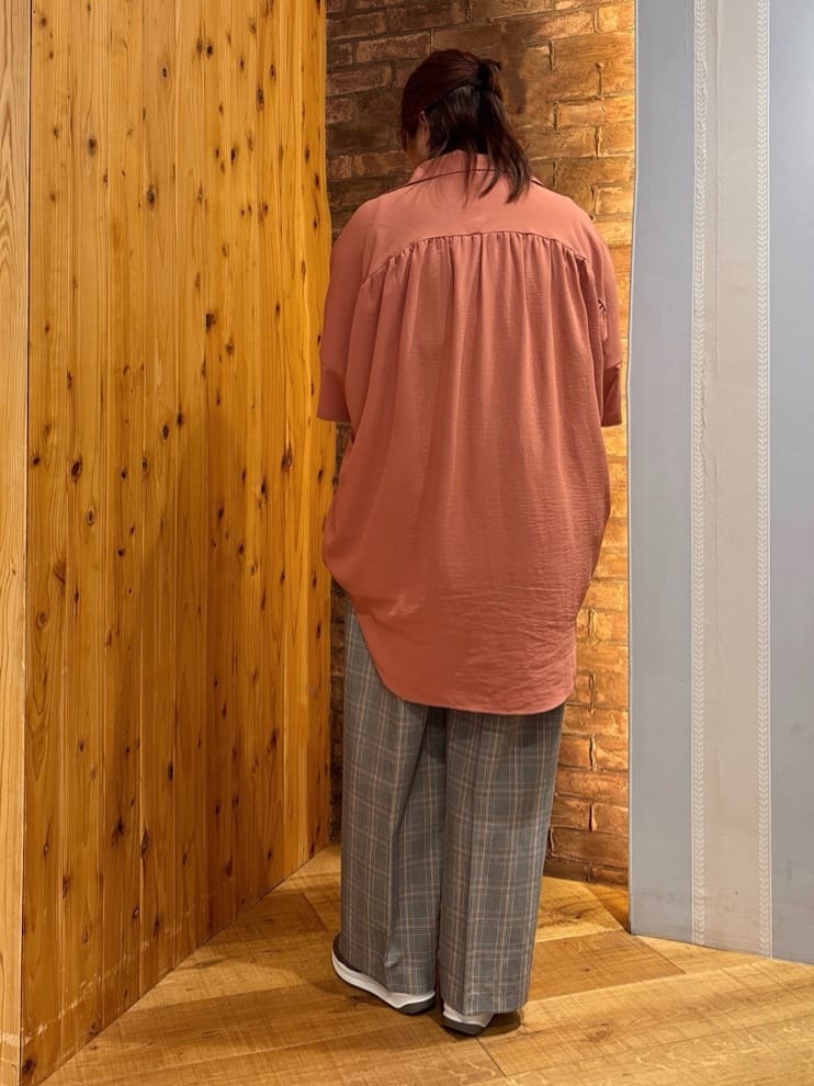 ゆかぴさんの「SHOO･LA･RUE｜【S-LL/体型カバー】気になる部分を隠したい大人のバックギャザーチュニック」を使ったコーディネート