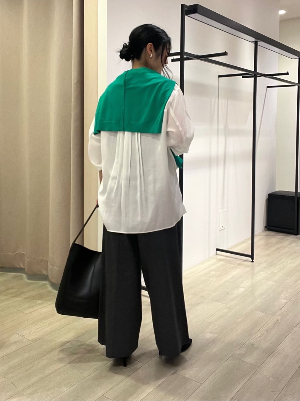 TOMOMIさんの「INDIVI｜【体型カバー／清涼感】シアーオーバーシャツ」を使ったコーディネート