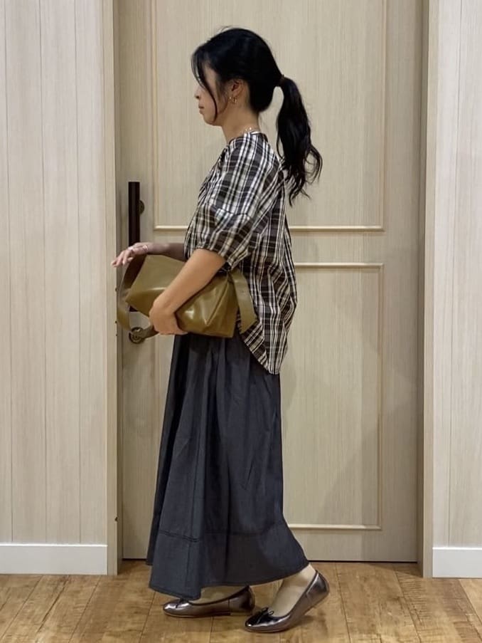 ERIさんの「SHOO･LA･RUE｜【S-LL/洗濯後しわになりにくい】ランタンスリーブで女性らしく 5分袖スキッパーブラウス」を使ったコーディネート