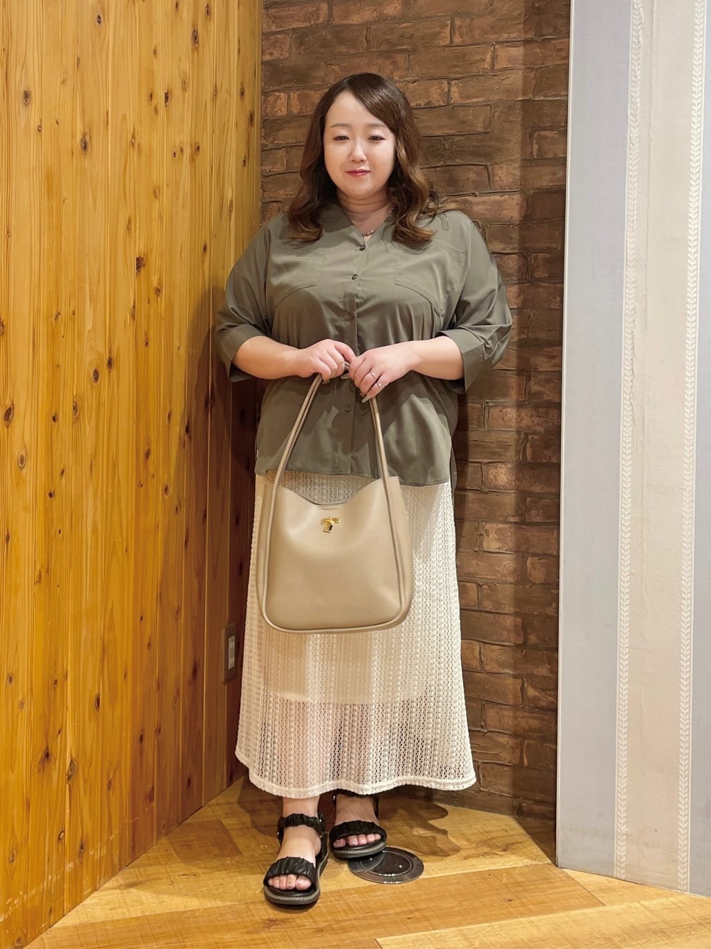 Risaさんの「SHOO･LA･RUE｜【S-LL/洗濯後しわになりにくい】コットン風 前あきドルマンブラウス」を使ったコーディネート