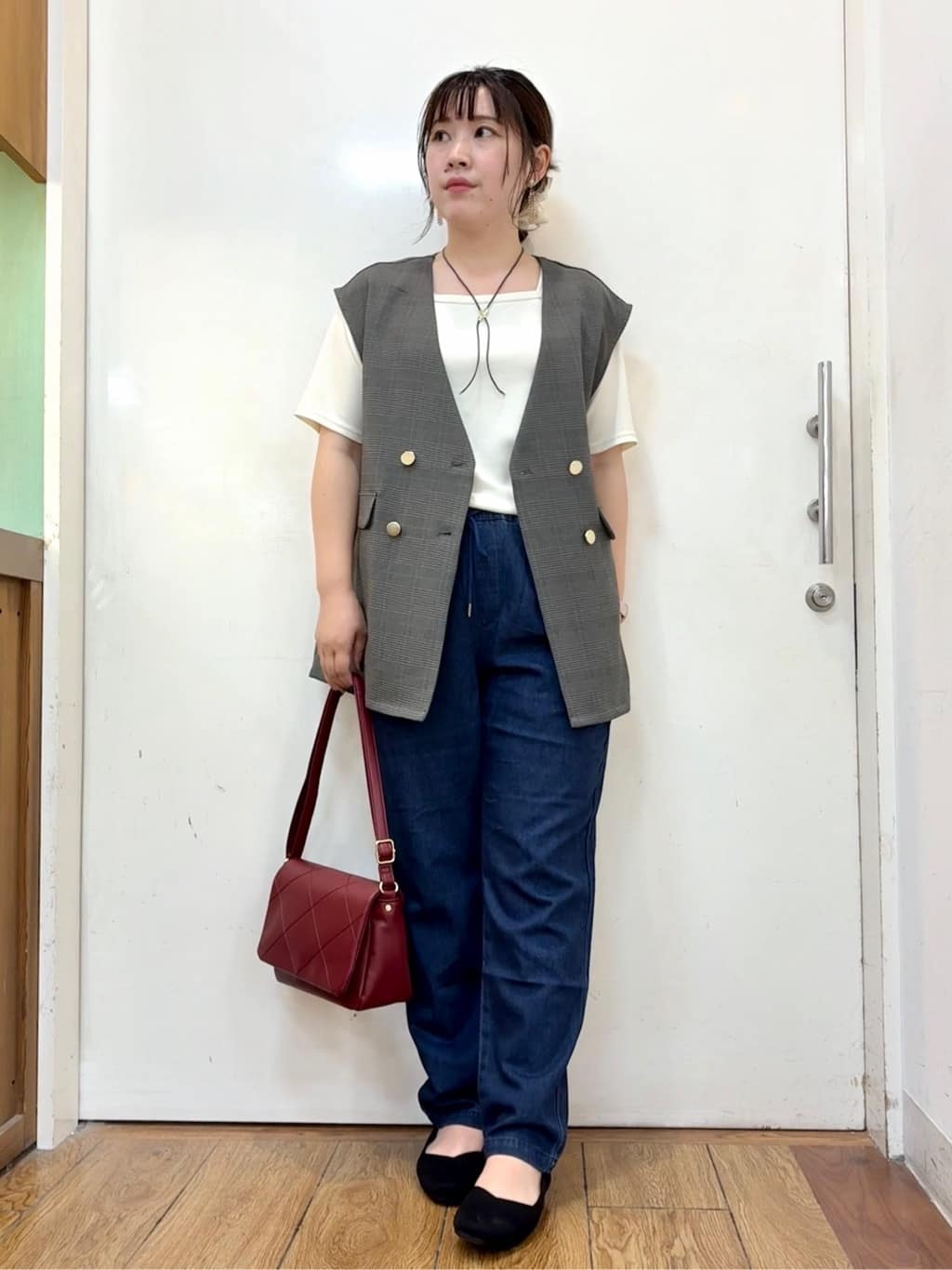 だいわさんの「SHOO･LA･RUE｜【高レビュー/SS-LL/美脚シルエット】自然に体型カバー イージーデニム テーパードパンツ」を使ったコーディネート