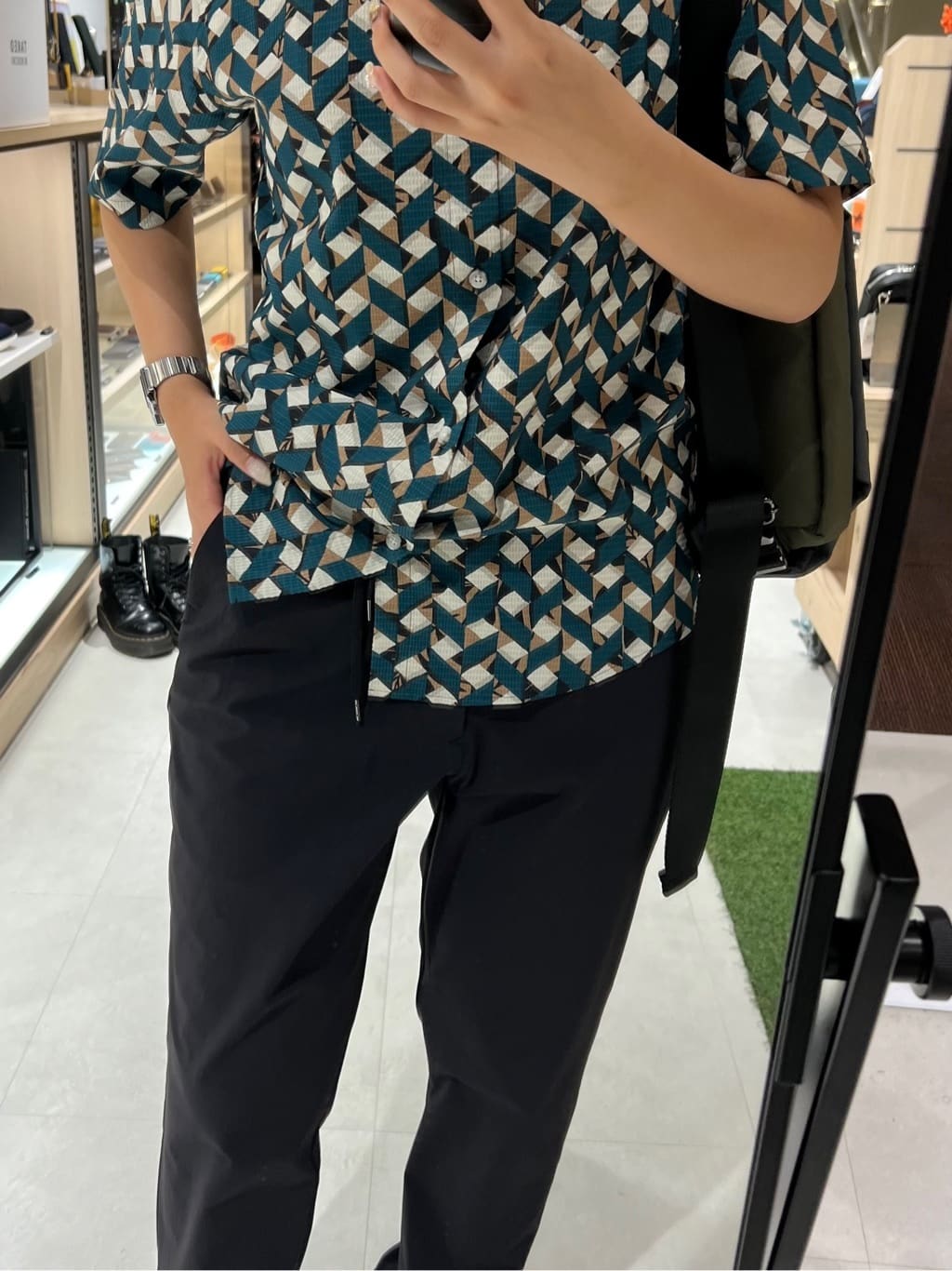 Saraさんの「TAKEO KIKUCHI｜【3Dナイロンストレッチ】スリムイージーパンツ」を使ったコーディネート
