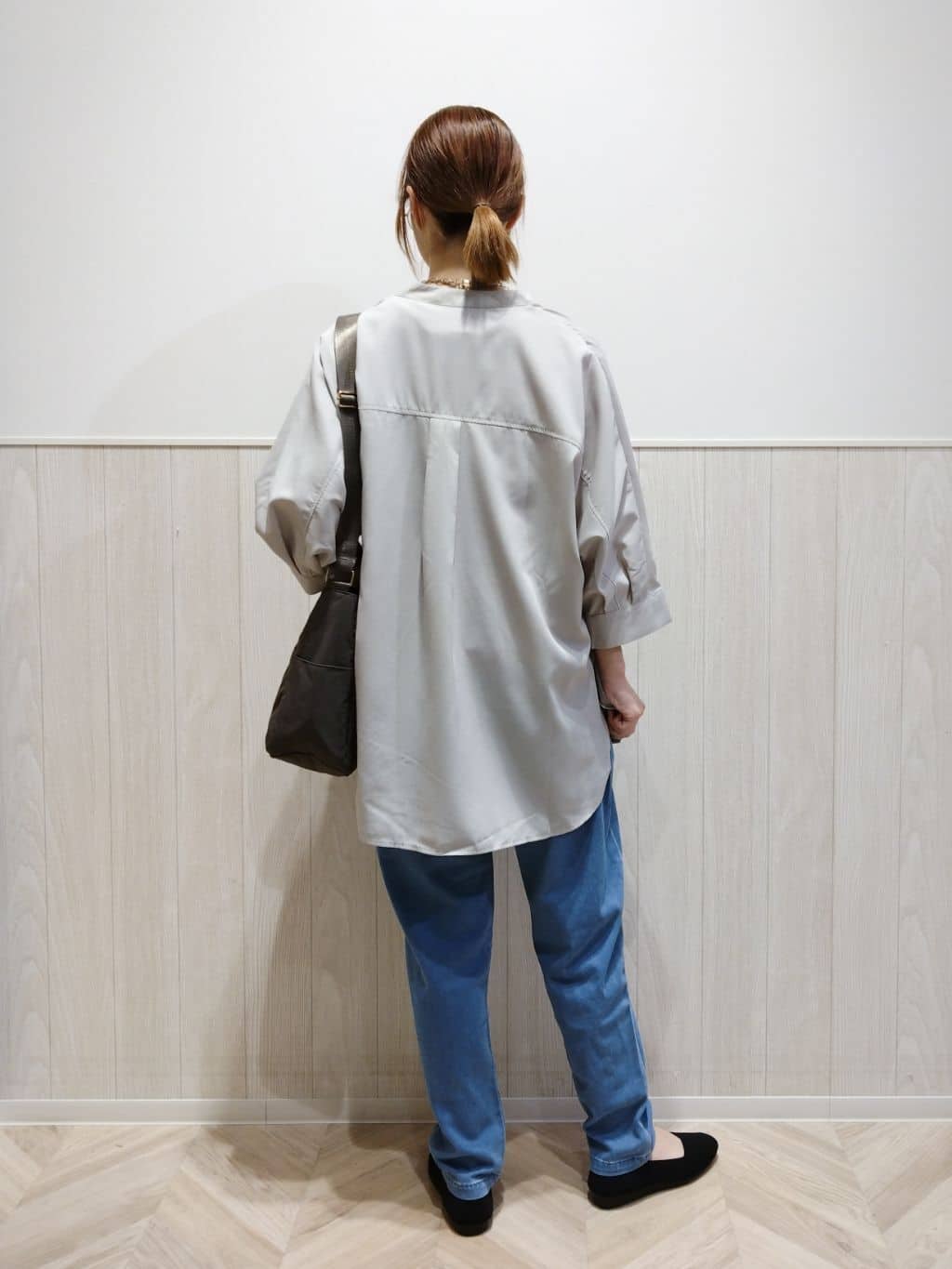 Suzuさんの「SHOO･LA･RUE｜【S-LL/洗濯後しわになりにくい】コットン風 前あきドルマンブラウス」を使ったコーディネート