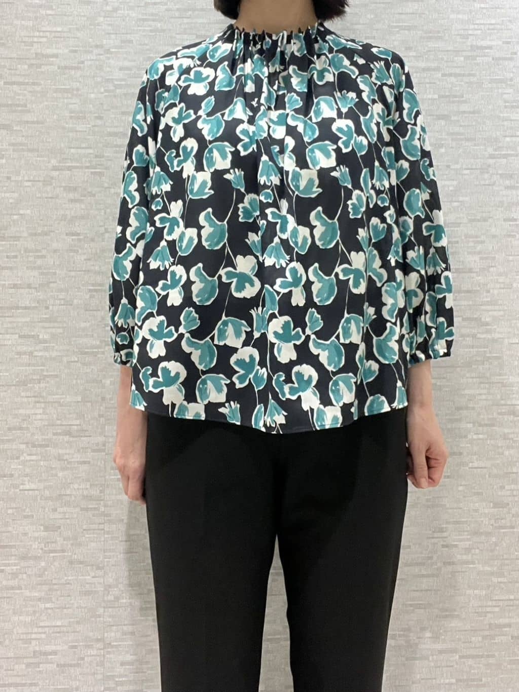marikoさんの「Reflect｜【ジャケットのインナーにおすすめ◎】花柄タックデザインブブラウス」を使ったコーディネート