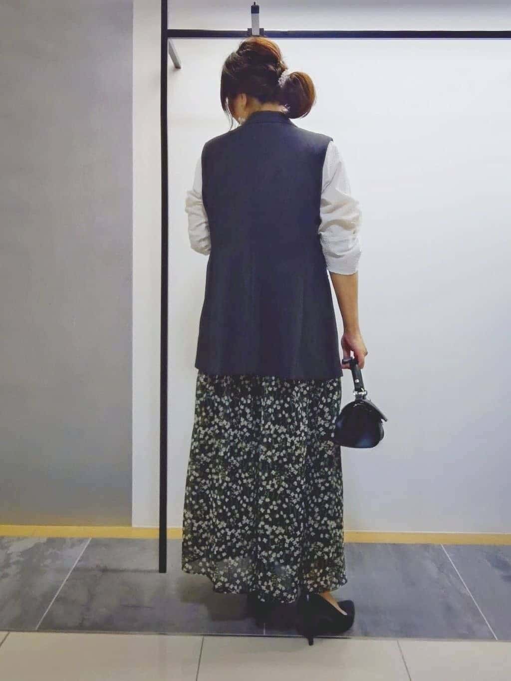 TOMOMIさんの「INDIVI｜【秋映え柄/セットアップ可能】フラワーシフォンスカート」を使ったコーディネート