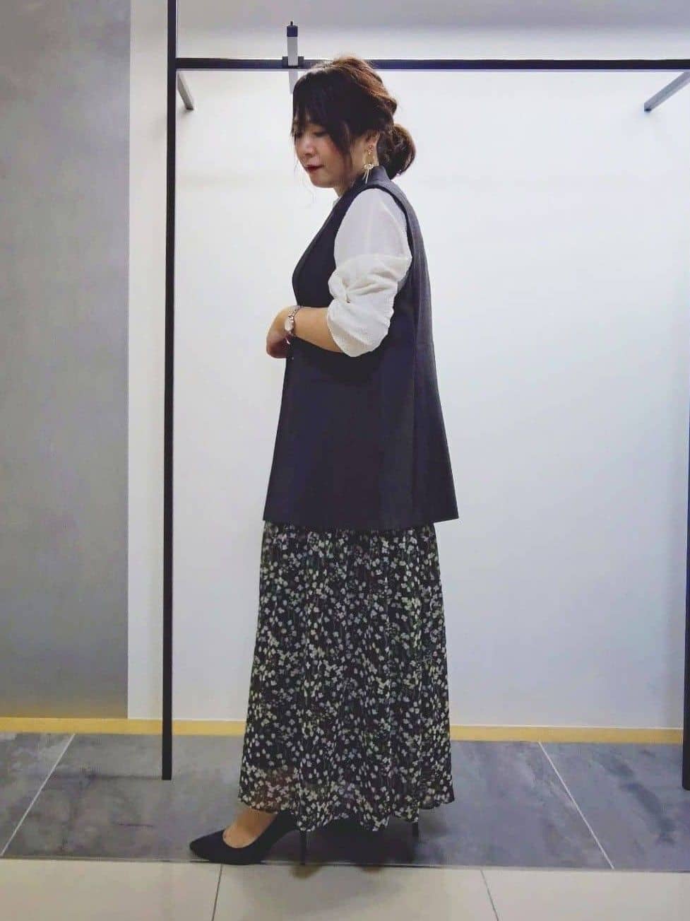 TOMOMIさんの「INDIVI｜【秋映え柄/セットアップ可能】フラワーシフォンスカート」を使ったコーディネート