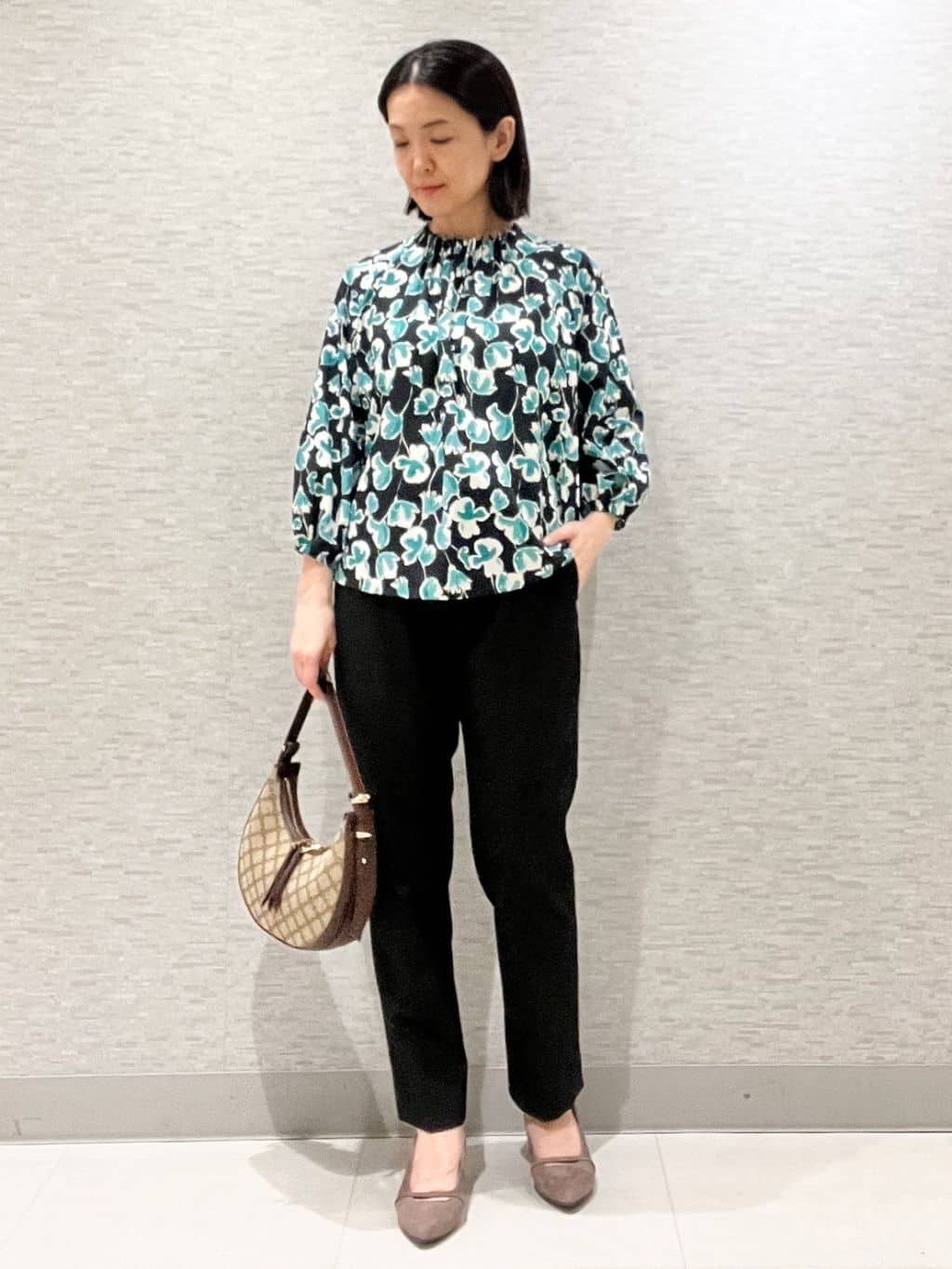 marikoさんの「Reflect｜【ジャケットのインナーにおすすめ◎】花柄タックデザインブブラウス」を使ったコーディネート