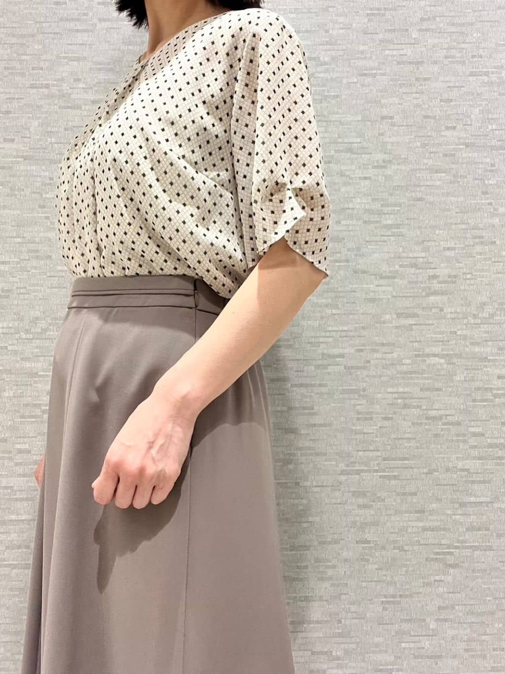marikoさんの「Reflect｜【マシンウォッシュ可／セットアップ可】コツキ柄プリントブラウス」を使ったコーディネート