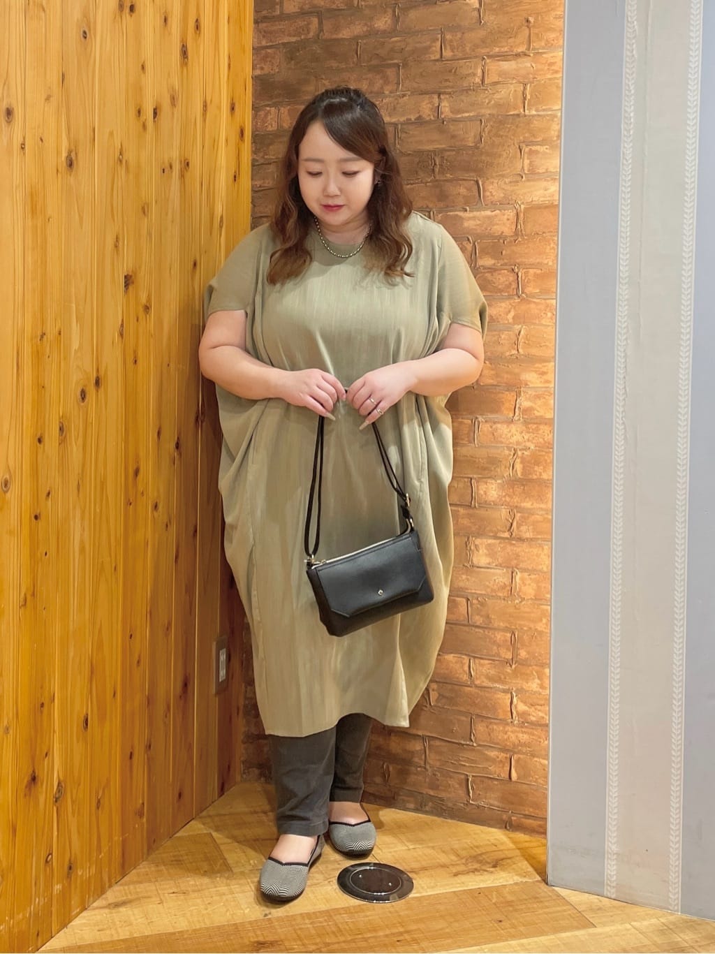 Risaさんの「SHOO･LA･RUE｜【S-LL】楽にサマ見え コクーンシルエットの涼やかワンピース」を使ったコーディネート