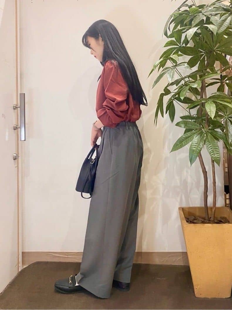 AYUMIさんの「SHOO･LA･RUE｜【洗濯機可/S-LL】すっきり上品きれい見え タックワイドパンツ」を使ったコーディネート