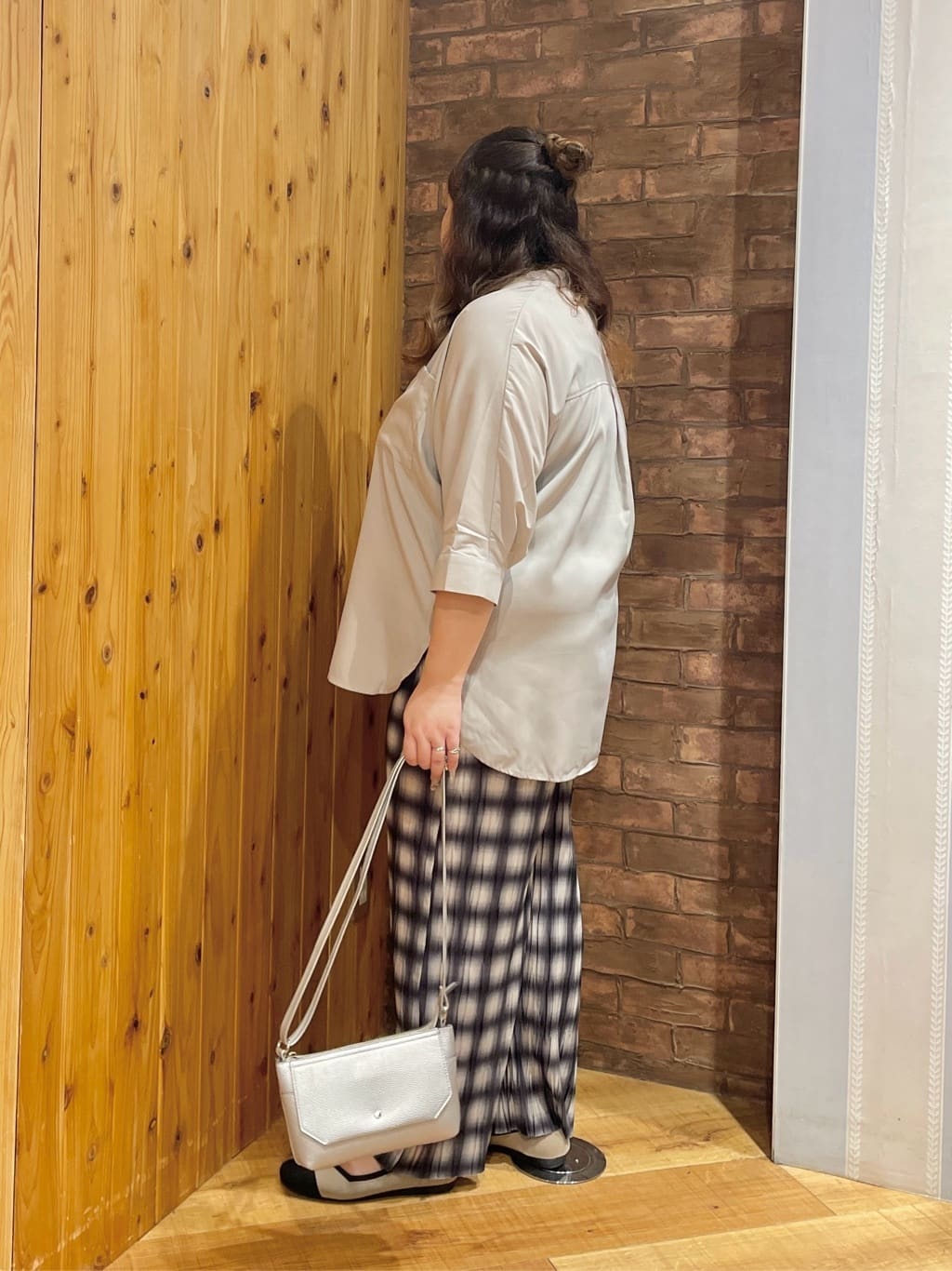 Risaさんの「SHOO･LA･RUE｜【S-LL/洗濯後しわになりにくい】コットン風 前あきドルマンブラウス」を使ったコーディネート