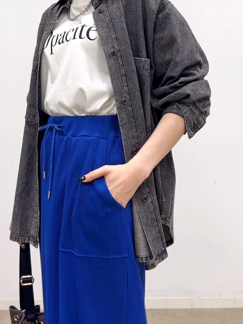 𝐜𝐡𝐢𝐤𝐚さんの「SHOO･LA･RUE｜【S-LL】こなれ感をプラスする BIGポケットデニムシャツ」を使ったコーディネート