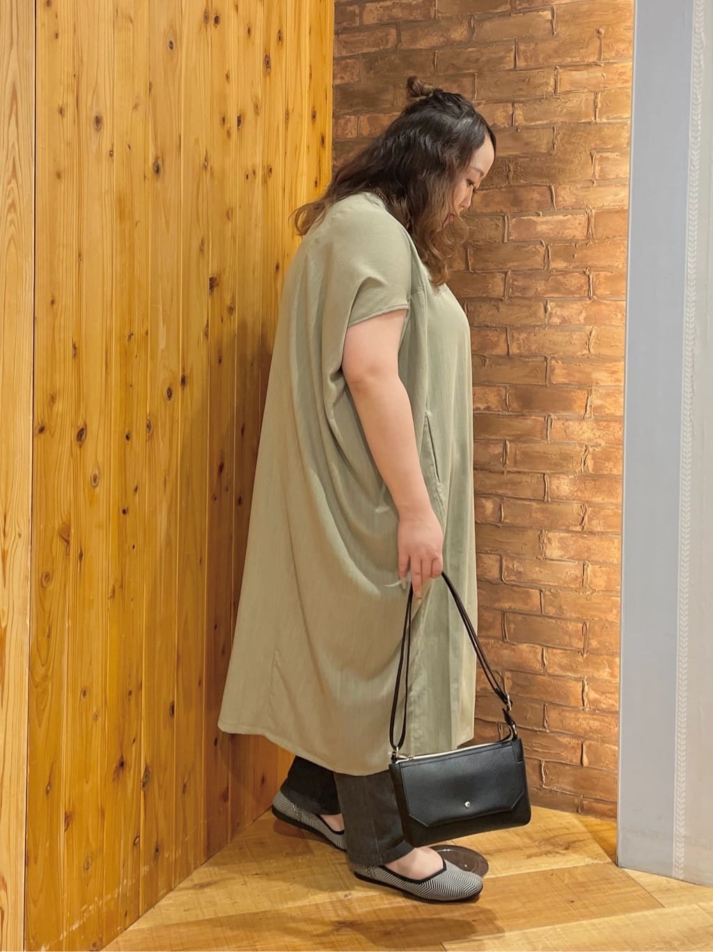 Risaさんの「SHOO･LA･RUE｜【S-LL】楽にサマ見え コクーンシルエットの涼やかワンピース」を使ったコーディネート
