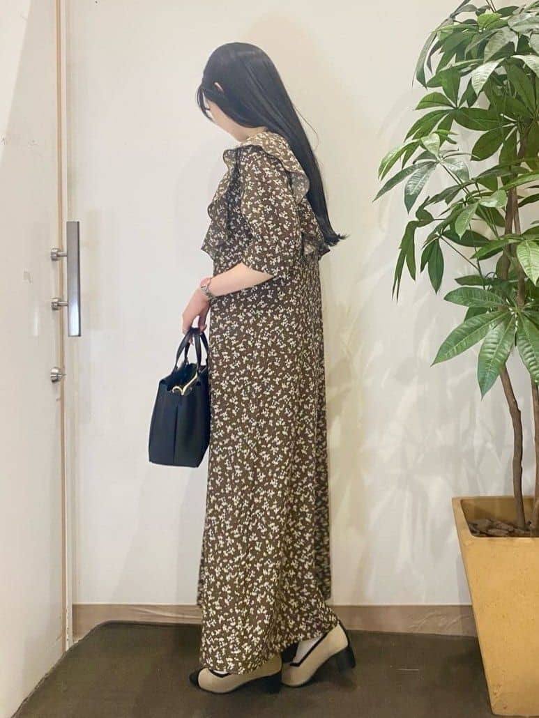 AYUMIさんの「SHOO･LA･RUE｜【S-LL】クラシカルな 花柄ワンピース」を使ったコーディネート