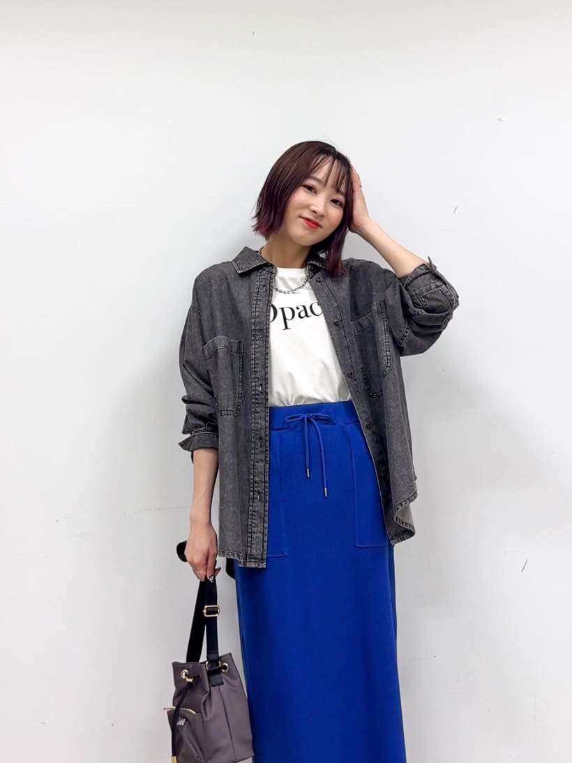 𝐜𝐡𝐢𝐤𝐚さんの「SHOO･LA･RUE｜【S-LL】こなれ感をプラスする BIGポケットデニムシャツ」を使ったコーディネート