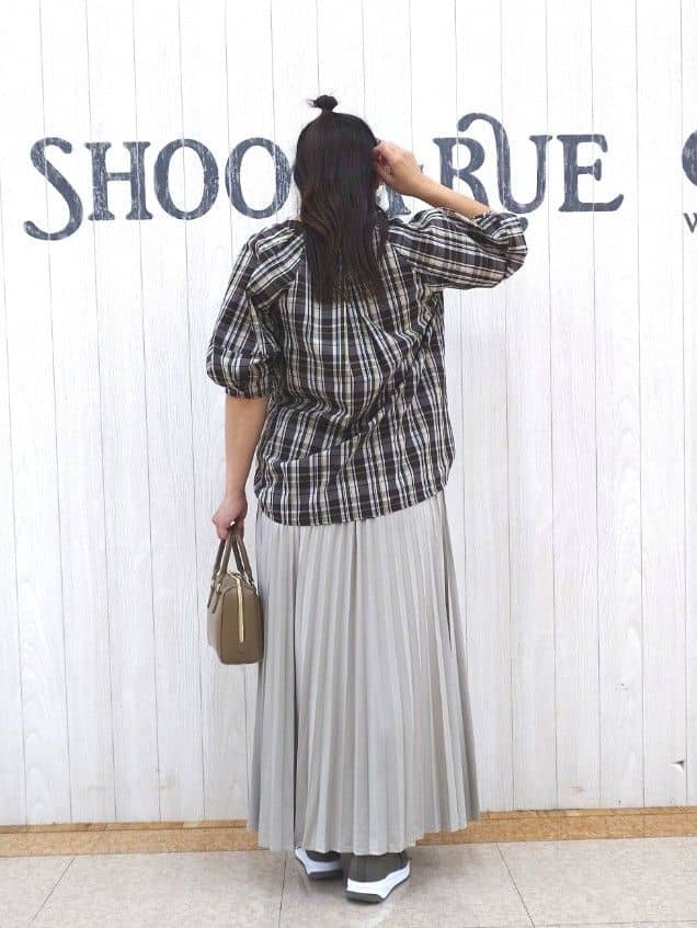 とろろさんの「SHOO･LA･RUE｜【S-LL/洗濯後しわになりにくい】ランタンスリーブで女性らしく 5分袖スキッパーブラウス」を使ったコーディネート