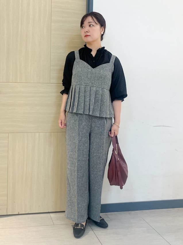 YOさんの「grove｜【2点SET/体型カバー】夏から秋まで着まわせる！プリーツビスチェセットアップ」を使ったコーディネート