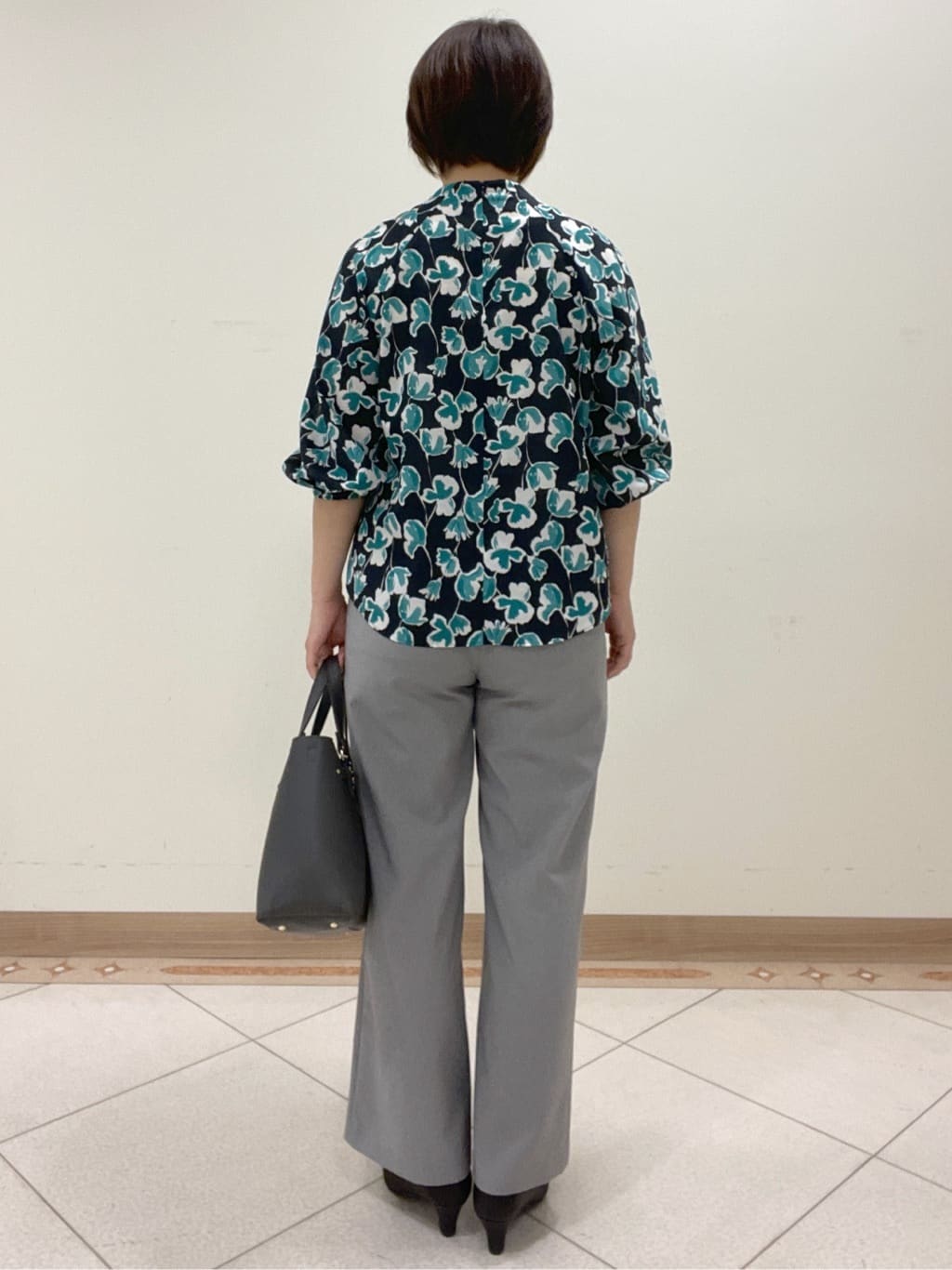 hanaさんの「Reflect｜【ジャケットのインナーにおすすめ◎】花柄タックデザインブブラウス」を使ったコーディネート