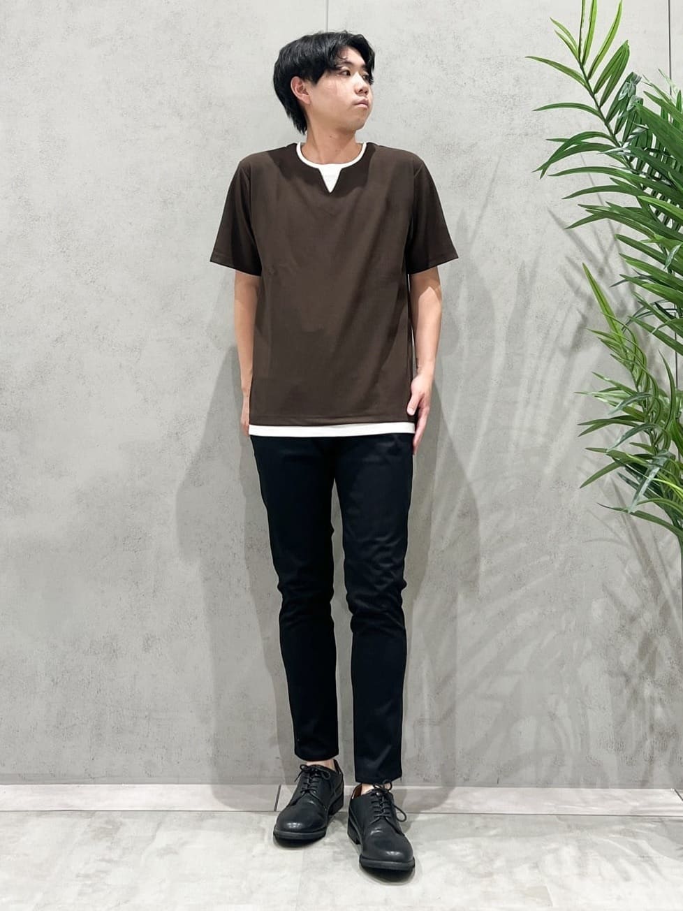SHI-MAさんの「THE SHOP TK｜ツイルキーネック半袖Tシャツ」を使ったコーディネート