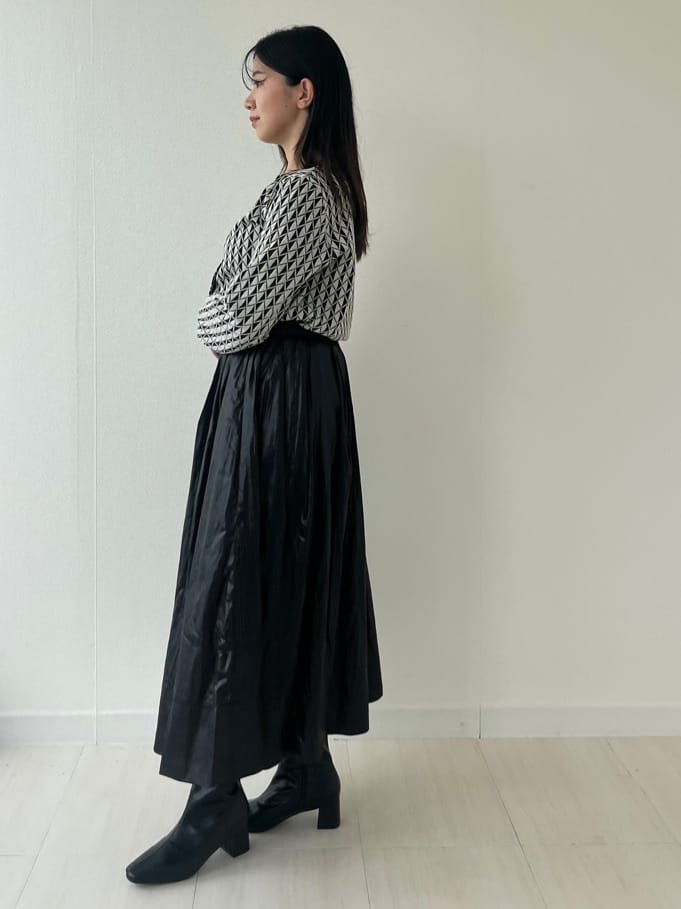 Mori Moriさんの「index｜レザーライクタックフレアスカート【洗濯機洗い可】」を使ったコーディネート