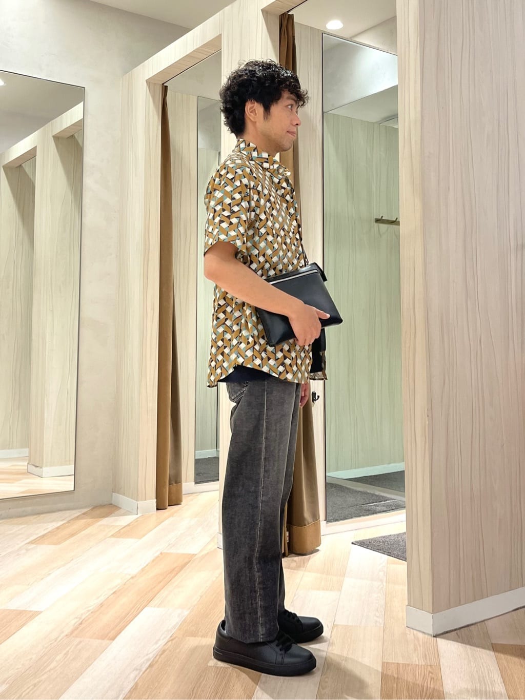 URAさんの「TAKEO KIKUCHI｜【COOL CITY WEAR】籠目アート柄 サッカーシャツ /通気性」を使ったコーディネート