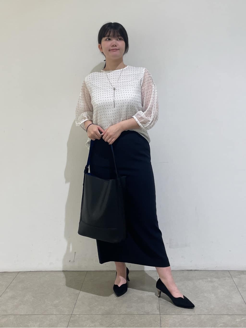 emikaさんの「INDIVI｜フロッキードットブラウス」を使ったコーディネート