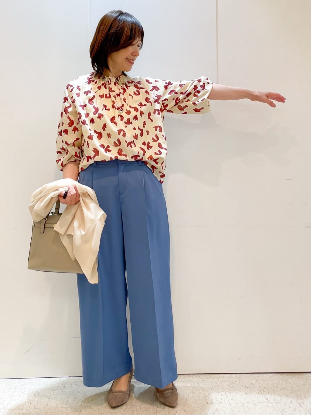 めいさんの「Reflect｜【ジャケットのインナーにおすすめ◎】花柄タックデザインブブラウス」を使ったコーディネート