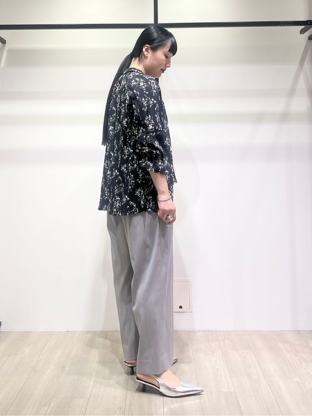 hasuさんの「INDIVI｜【モノトーン小花柄／シャーリング素材】ボリューム袖エアリーブラウス」を使ったコーディネート