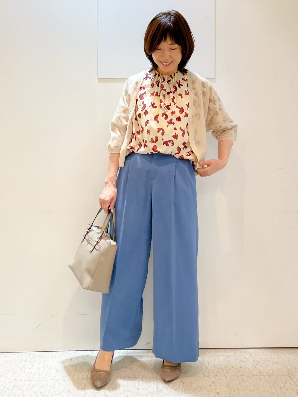 めいさんの「Reflect｜【ジャケットのインナーにおすすめ◎】花柄タックデザインブブラウス」を使ったコーディネート