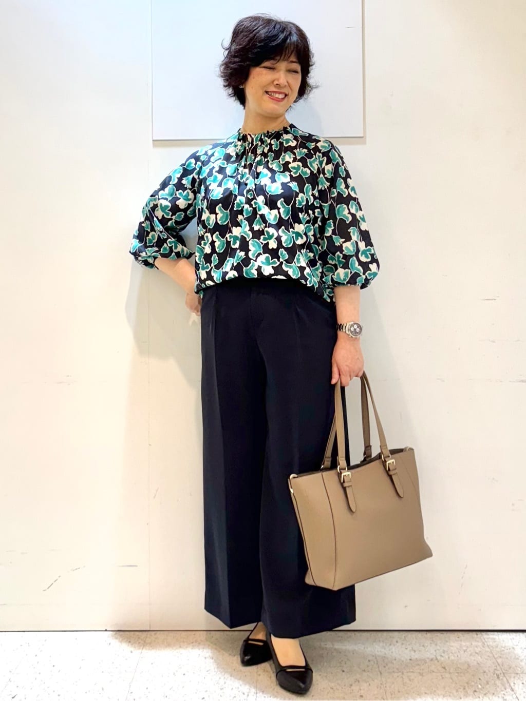 ヤスコさんの「Reflect｜【ジャケットのインナーにおすすめ◎】花柄タックデザインブブラウス」を使ったコーディネート