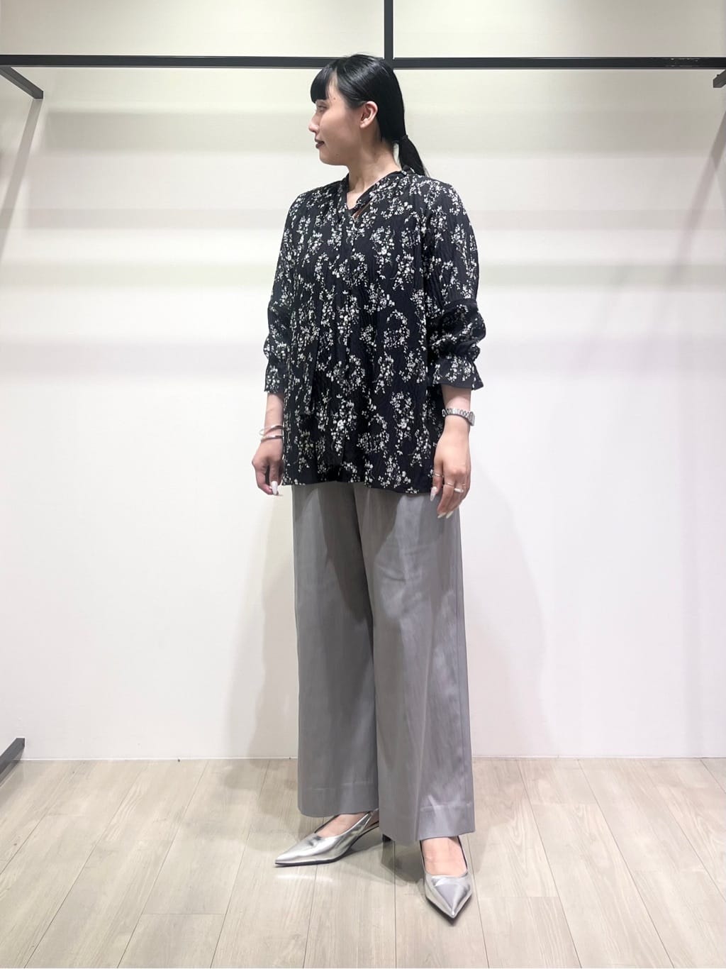 hasuさんの「INDIVI｜【モノトーン小花柄／シャーリング素材】ボリューム袖エアリーブラウス」を使ったコーディネート